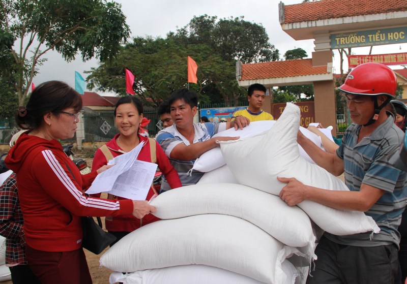 Tiếp nhận gạo dự trữ quốc gia hỗ trợ cho học sinh năm học 2022 - 2023